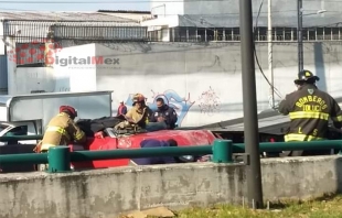 #Precaución: Mujer queda prensada al volcar auto en Tollocan