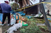 La mercancía quedó esparcida sobre la zona tras el impacto, mientras cuerpos de emergencia realizaron labores para retirar la carga y la unidad.