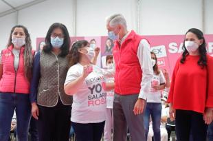 El gobernador Alfredo Del Mazo entregó tarjetas del programa Salario Rosa en la explanada del estadio Neza 86, en Nezahualcóyotl.