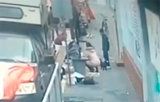 #Video: Graban a mujer en #Calimaya cuando roba a un tianguista