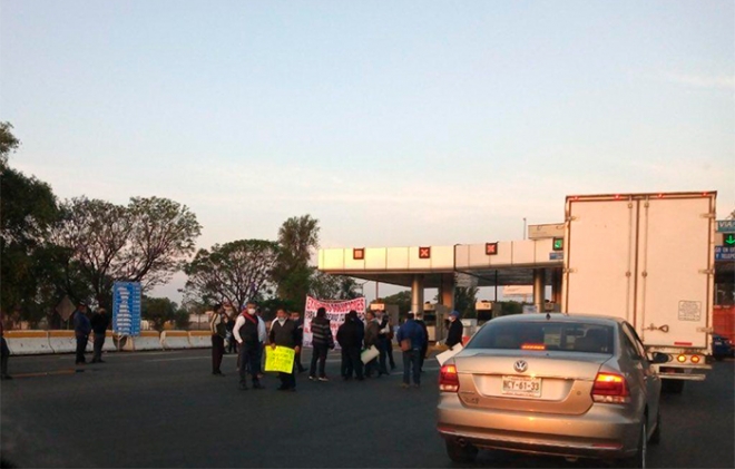 Ferieros y transportistas toman casetas en el #Edomex