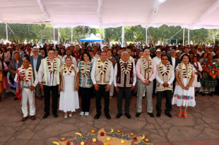 Asistentes a la conmemoración del tercer aniversario de la Sala de Asuntos Indígenas en San Felipe del Progreso