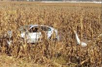 La unidad quedó siniestrada en unos terrenos de cultivo.