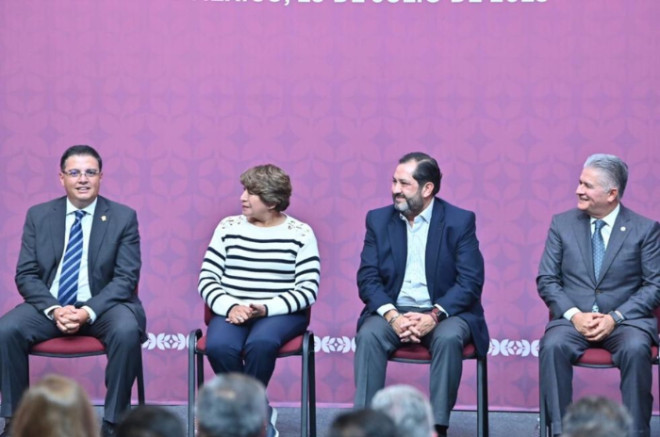 José Francisco Vázquez y Delfina Gómez en la firma del convenio 2025