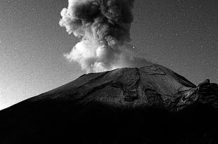 El volcán Popocatépetl tuvo una fuerte explosión la noche del miércoles captada en video.