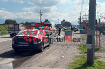 Vestía pantalón de mezclilla, cinturón color café, chamarra negra y una gabardina.