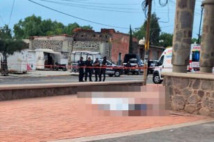 El cuerpo sin vida del hombre quedó a un costado del kiosko