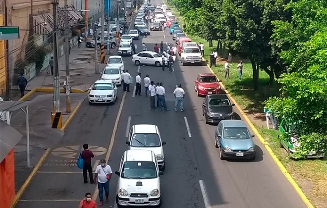 Con bloqueo, taxistas piden reapertura de estación del Metro en #Ecatepec