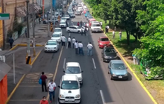 Con bloqueo, taxistas piden reapertura de estación del Metro en #Ecatepec Con bloqueo, taxistas piden reapertura de estación del Metro en #Ecatepec