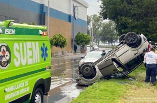 Vuelca automóvil en Toluca