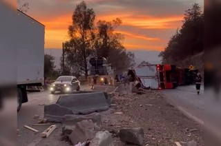 #Precaución: tráiler vuelca y provoca rapiña en la carretera Panamericana Atlacomulco - Acambay