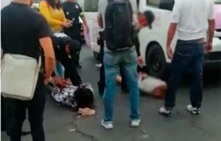 Mujeres intentan robar a pasajeros de  combi en Ecatepec