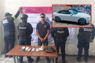 Le localizaron 307 mil 320 pesos, 101 dólares, siete pastillas con características de “perico” y el vehículo.
