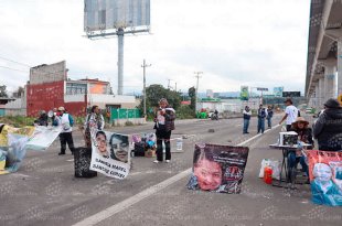Madres buscadoras mantienen protesta y bloqueo en la autopista Toluca-México, en Lerma.