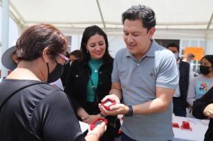 Diego Moreno Valle inició la entrega de 2 mil placas de identificación en todo el municipio para mascotas.
