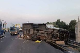 Personal de la Fiscalía General de Justicia del Estado de México realiza el retiro de las unidades en la carretera.