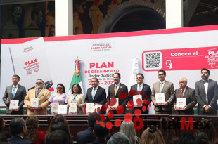 Héctor Macedo García, presidente del Poder Judicial del Edoméx, acompañado de la rectora de la UAEMéx, Patricia Zarza Delgado, durante la presentación del Plan de Desarrollo 2025-2027.