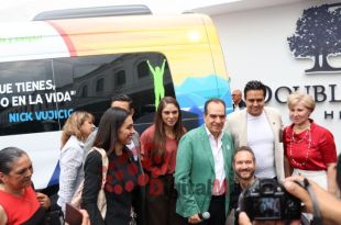  Juan Manuel Espinoza, director comercial de la empresa Trösten Transport obsequió al australiano-estadounidense Nick Vujicic, una camioneta