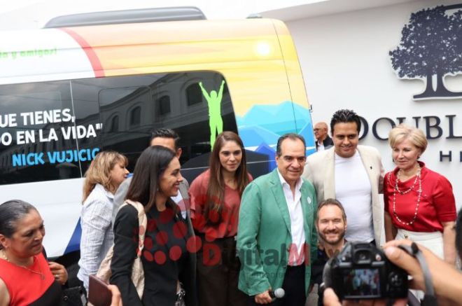 Juan Manuel Espinoza, director comercial de la empresa Trösten Transport obsequió al australiano-estadounidense Nick Vujicic, una camioneta