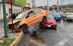 Los cuerpos de emergencia brindaron los primeros auxilios a los ocupantes de ambos automotores