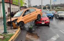 Los cuerpos de emergencia brindaron los primeros auxilios a los ocupantes de ambos automotores