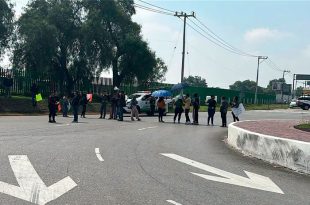 Habitantes de diversas colonias bloquearon el acceso a la autopista México-Pachuca para exigir el restablecimiento del suministro de agua potable.