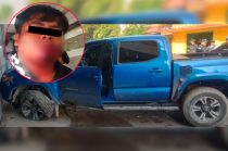 La camioneta robada fue localizada tras una persecución que concluyó con un choque contra un inmueble en San Pedro Atzompa.