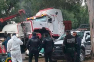 El operador del tráiler abandonó la unidad y escapó; autoridades investigan las causas del choque.