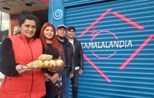 Pese al semáforo rojo, la señora Maria Josefina Vázquez junto a sus hijos, se preparan para el Día de la Candelaria