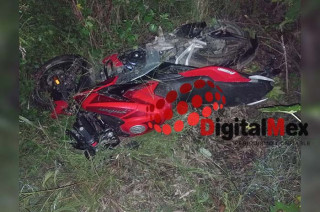 José Adrián, viajaba a bordo de una motocicleta Pulsar N250, color negro con rojo, cuando derrapó y quedó gravemente herido.