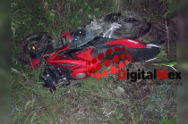 José Adrián, viajaba a bordo de una motocicleta Pulsar N250, color negro con rojo, cuando derrapó y quedó gravemente herido.
