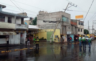 Aguacero causa estragos en Toluca; Protección Civil atiende