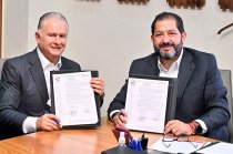 Francisco Vázquez Rodríguez y Herminio Cahue Calderón durante la firma del Convenio de Sueldos, Prestaciones Colaterales y de Ley 2026.