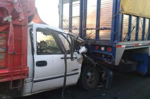 El choque de ambos vehículos colisionó la cabina del operador de la camioneta de redilas.