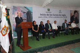 El rector Carlos Eduardo Barrera Díaz entregó 38 computadoras durante la inauguración de los cursos de inglés.