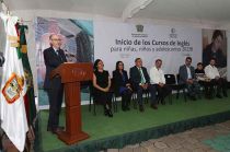 El rector Carlos Eduardo Barrera Díaz entregó 38 computadoras durante la inauguración de los cursos de inglés.