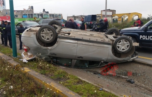 Vuelcan policías estatales a bordo de coche en la Toluca-Tenango