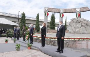 Del Mazo Maza realizó una guardia solemne de honor en el monumento a los Niños Héroes.