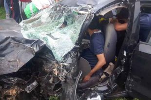 El conductor quedó atrapado en el vehículo y socorristas utilizaron equipo hidráulico para liberarlo.