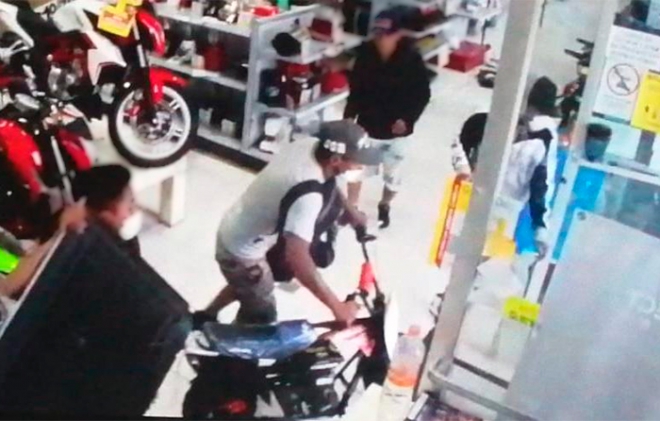 #Video: Van cinco consecutivos, grupo roba otro Elektra en #Edomex
