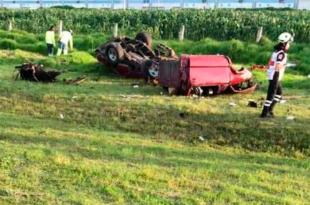 El hombre salió disparado quedando junto a los restos de su vehículo el cual prácticamente se partió en pedazos