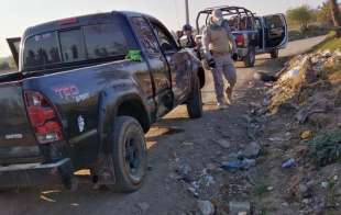 El cuerpo del joven fue localizado en una camioneta Toyota Tacoma de color negra con placas de Guerrero abandonada