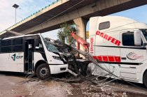 La unidad quedó con severos daños en la parte frontal luego de derribar un poste sobre la México-Querétaro; cuerpos de emergencia acudieron al lugar.