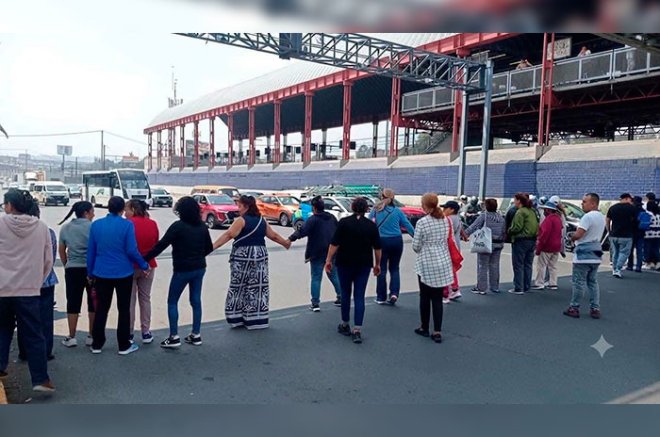 Vecinos y comerciantes de Los Reyes La Paz e Iztapalapa cerraron la calzada Ignacio Zaragoza para exigir soluciones definitivas a las inundaciones que cada temporada de lluvias afectan la zona.
