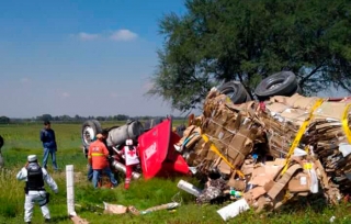 #Karma: Camionero vuelca luego de atropellar a un trabajador en el Circuito Exterior Mexiquense