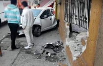 Chofer ebrio se impacta contra locales y coches en Toluca