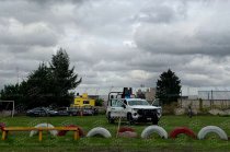 Personal de emergencia y autoridades acudieron a un campo de fútbol de San Mateo Atenco, donde fue localizado muerto un hombre.
