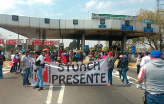 Huelguistas de Chapingo toman caseta Peñón Texcoco y dejan pasar gratis