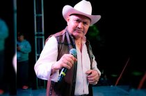 El vocalista de Beto y sus Canarios recibió cinco impactos y permanece grave tras el ataque.