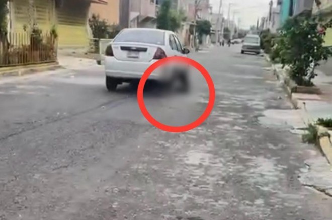 Antes de salir debajo del auto, la mujer rodó varias veces y finalmente quedó tendida en el pavimento.